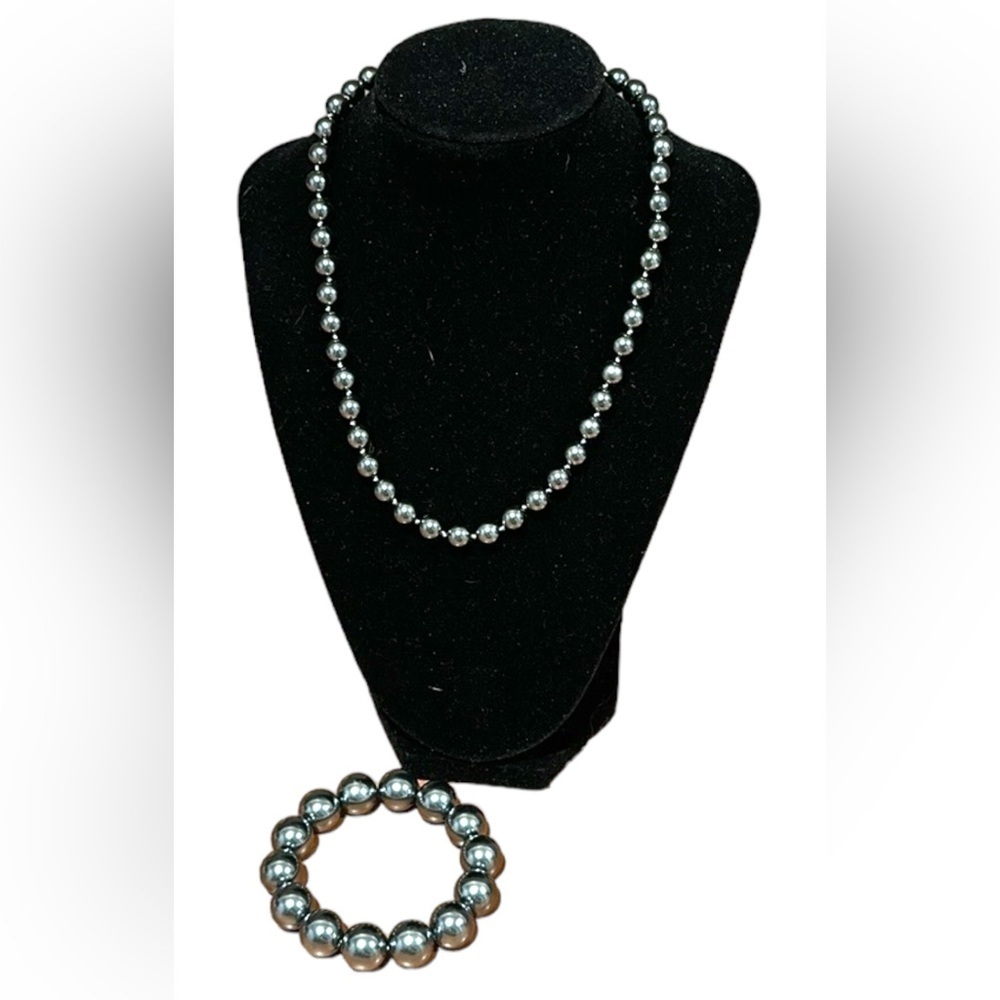 Vintage 17” hand knotted grey beaded necklace choker with matching bracelet